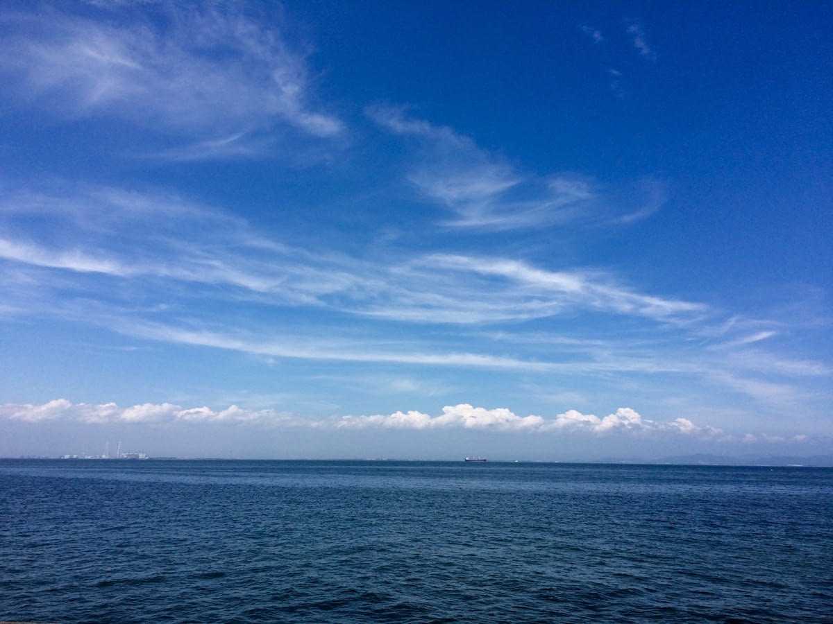 青い空、潮っぽい風。バーベキューの匂い